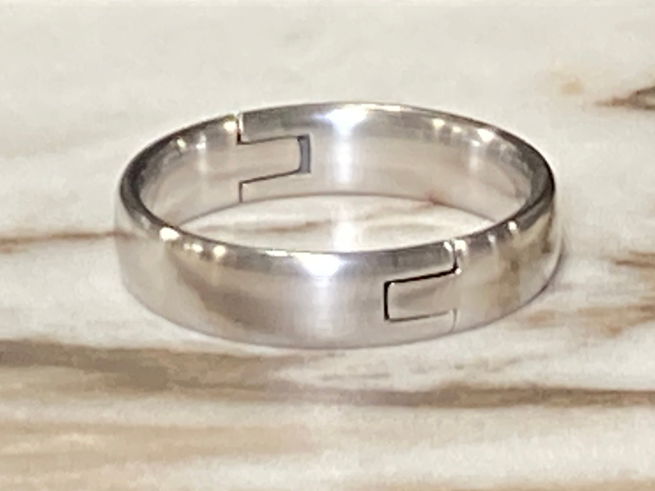 Hinged rings go on easily around swollen knuckles to fit your finger ...