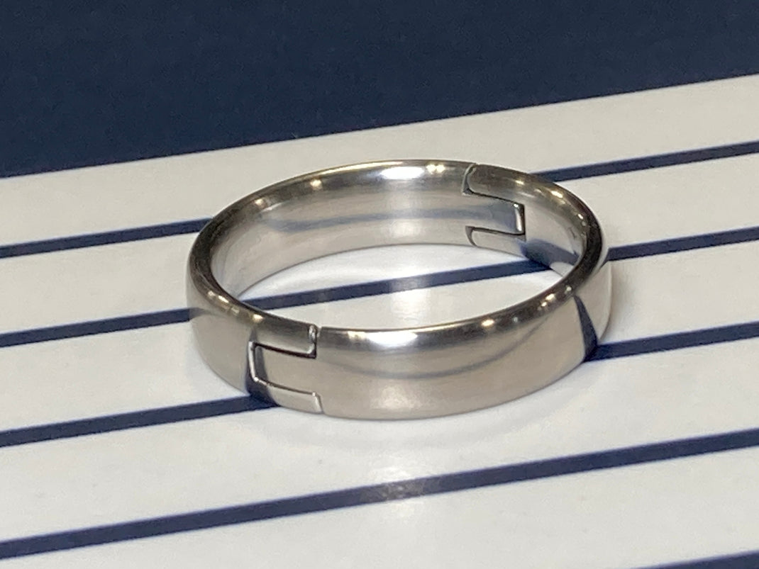 Hinged rings go on easily around swollen knuckles to fit your finger ...