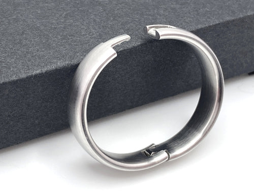 Hinged rings go on easily around swollen knuckles to fit your finger ...