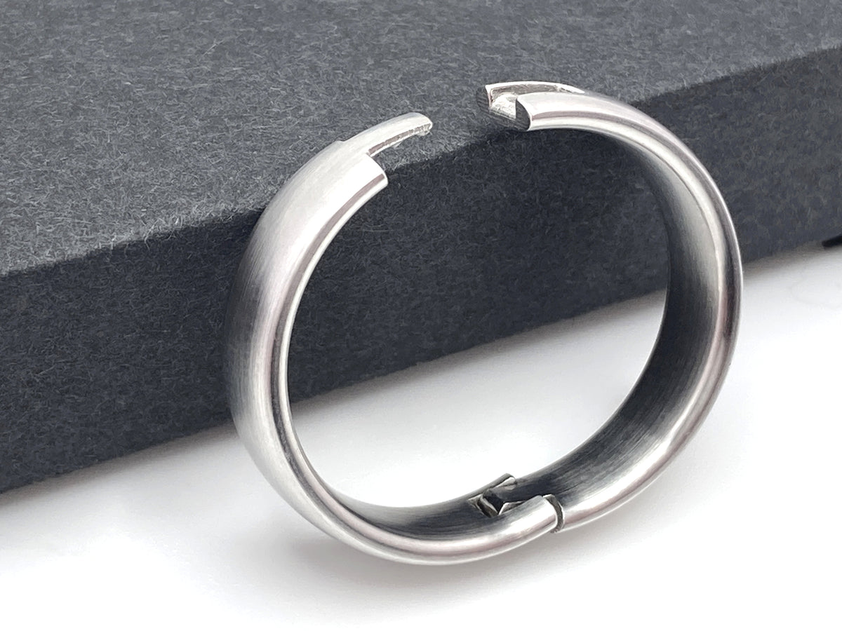 Hinged rings go on easily around swollen knuckles to fit your finger ...
