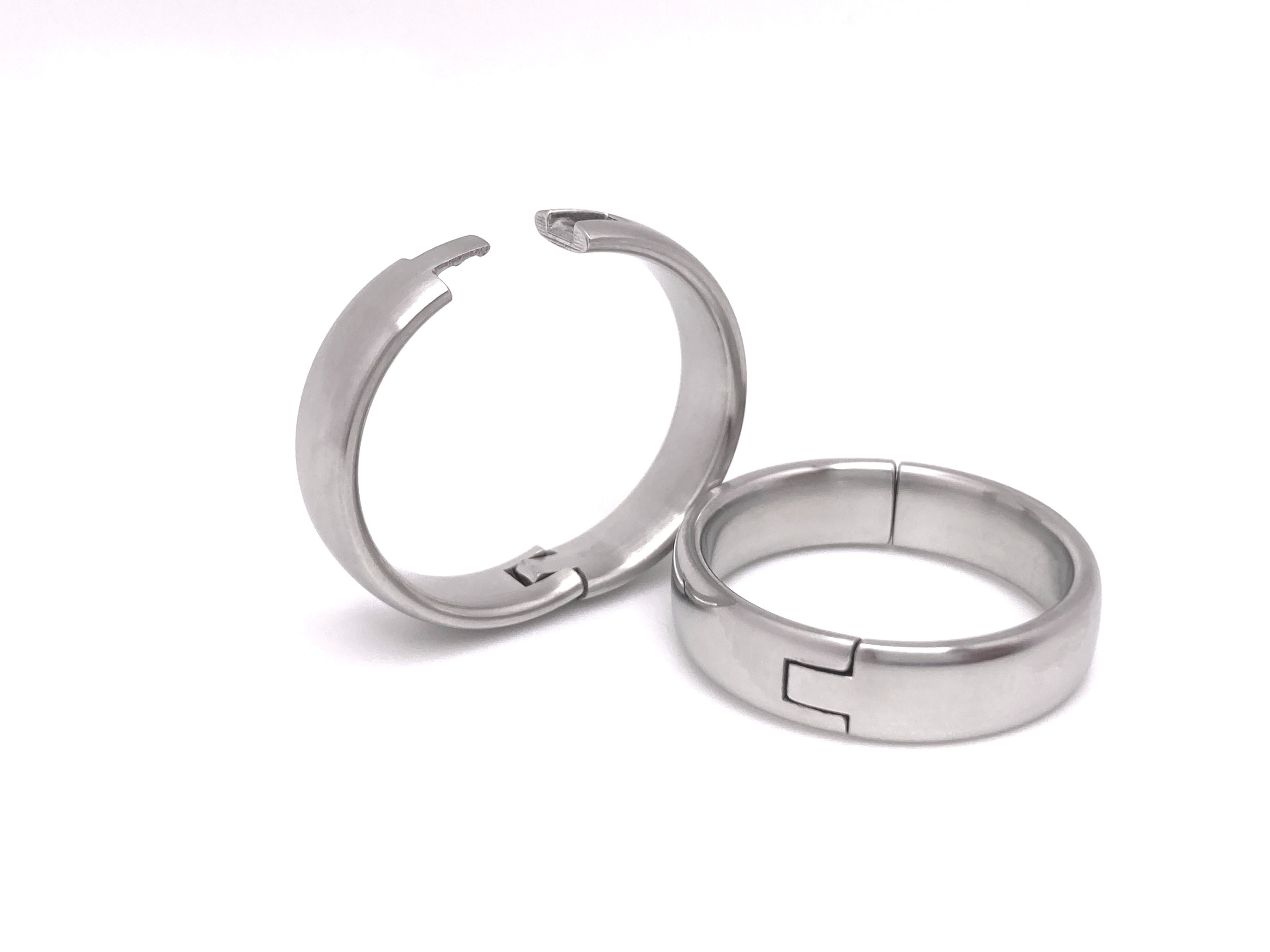 Hinged rings go on easily around swollen knuckles to fit your finger ...